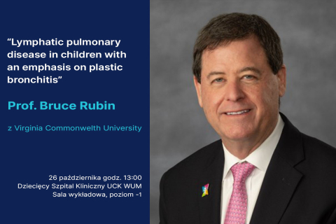 lakat zapowiada wykład „Lymphatic pulmonary disease in children with an emphasis on plastic bronchitis”. Po prawej stronie znajduje się portret jednej osoby. Po lewej stronie widnieją informacje o prelegencie: Prof. Bruce Rubin z Virginia Commonwealth University. Na dole podano termin i miejsce wydarzenia: 26 października, godz. 13:00, Dziecięcy Szpital Kliniczny UCK WUM, sala wykładowa, poziom -1.