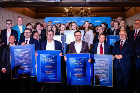 Laureaci i uczestnicy konkursu „Złoty Skalpel 2026” pozują do wspólnego zdjęcia, prezentując wielkoformatowe dyplomy z przyznanymi miejscami.