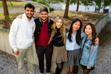 Piątka młodych osób pozuje do zdjęcia.